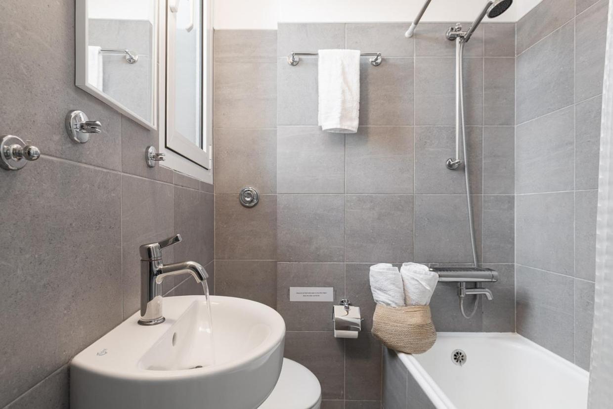 Apartament With Sunny Balcony In Exarcheia